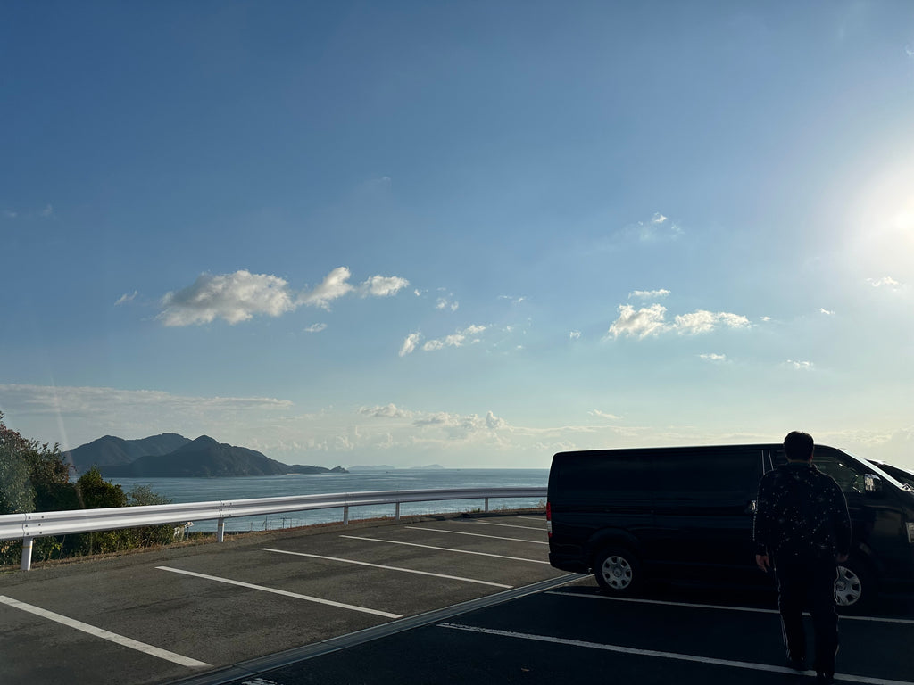 ハイエースと瀬戸内海 今治のサービスエリアにて撮影。