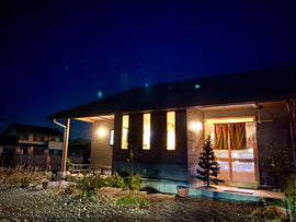 和洋菓子心の店舗写真。夜バージョン。