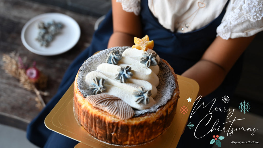 女の子がクリスマスケーキを持った画像。