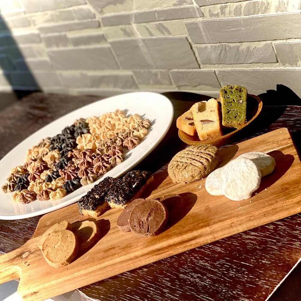 色々な焼菓子を集めて撮影。和洋菓子心でご提供している焼菓子の中から一部をピックアップした写真。クッキー、マカロンラスク、胡麻ランタンなど。