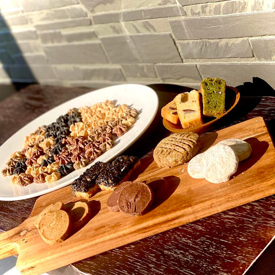 色々な焼菓子を集めて撮影。和洋菓子心でご提供している焼菓子の中から一部をピックアップした写真。クッキー、マカロンラスク、胡麻ランタンなど。