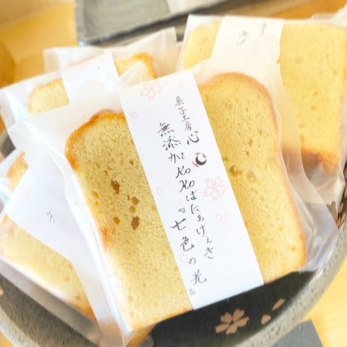 ばたぁけぇき『七色の光』と書いた帯をした、バターケーキ(個包装)の画像。