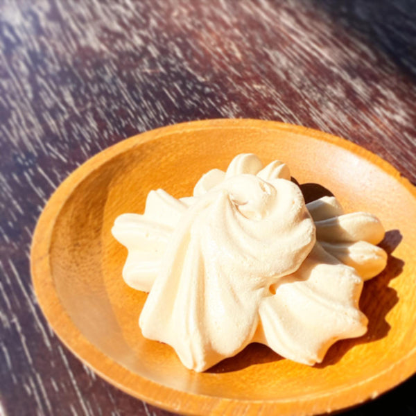 焼菓子。むらんぐというサクフワのメレンゲ菓子。お花の形に絞っている。
