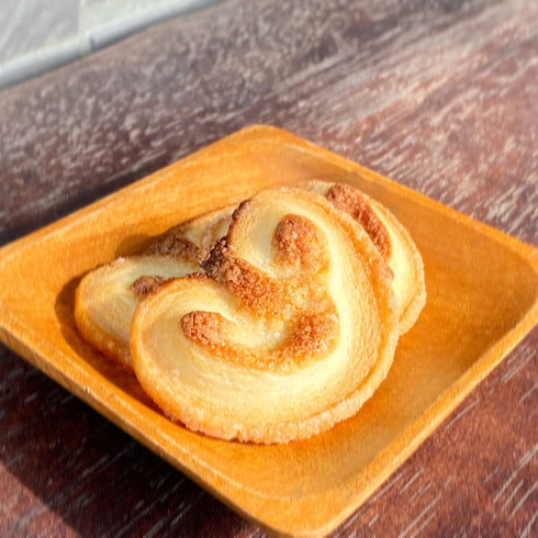 焼菓子。ハートの形のパルミエの写真。