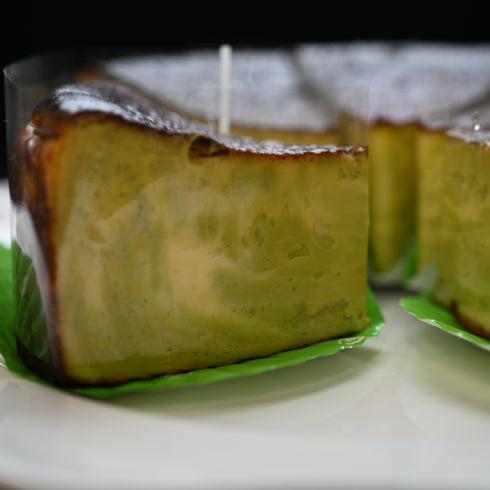 ピスタチオのバスクチーズケーキの断面写真。ピスタチオ色とチーズ色のマーブル模様。