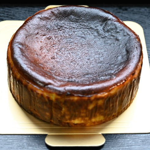 ピスタチオのバスクチーズケーキ(ホールケーキバージョン)の写真