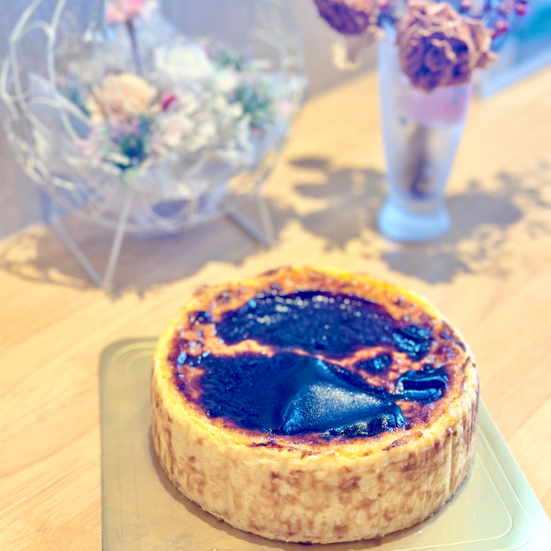 こんがり焼けたバスクチーズケーキの写真。ホールバージョン。