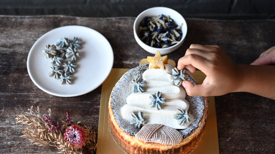 クリスマスケーキに飾り付けをしている画像