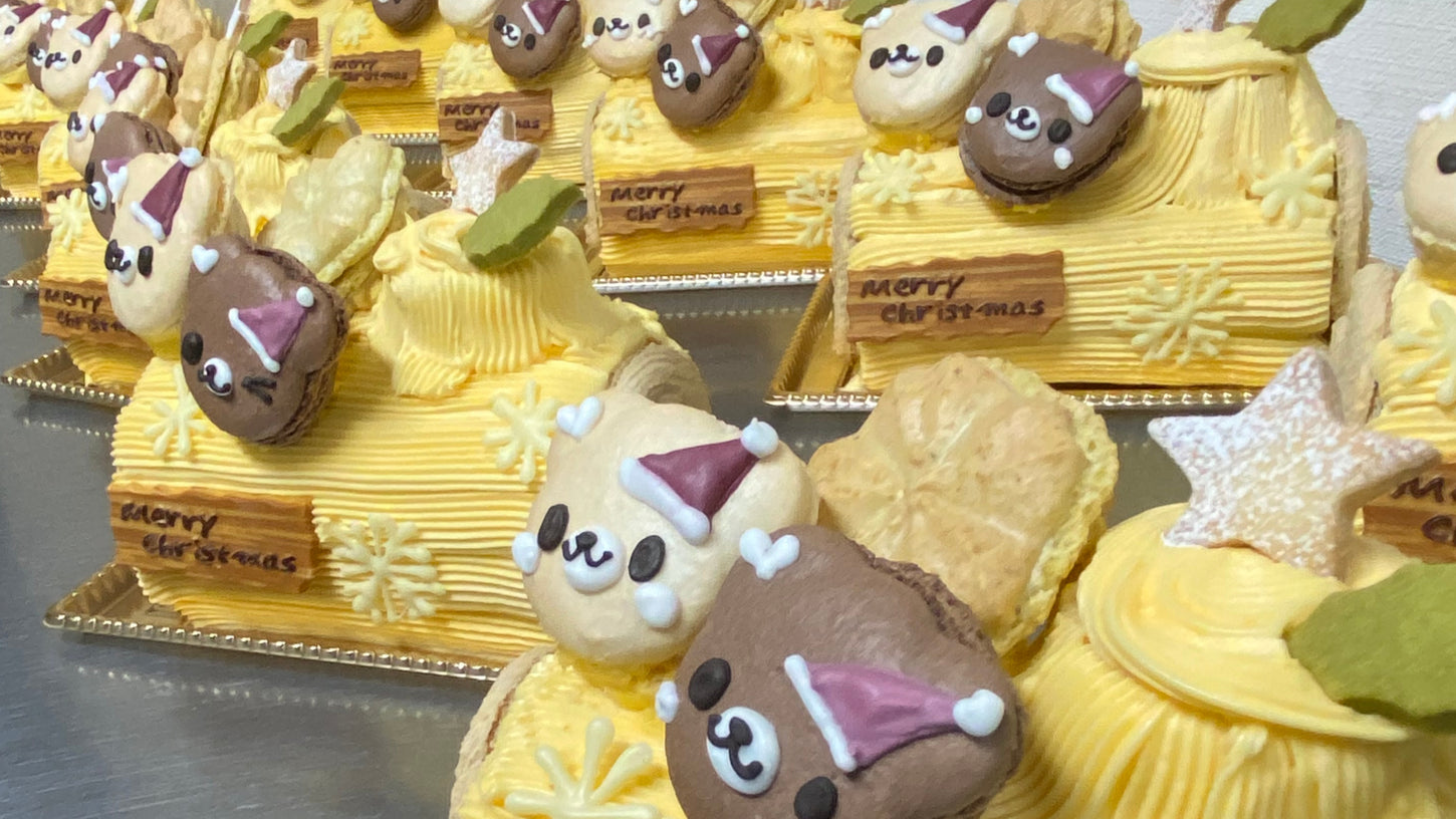 クリスマスケーキ バタークリームを使ったバターノエル。くまサンタのマカロンものって可愛らしいノエル