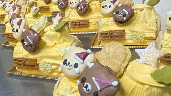 クリスマスケーキ バタークリームを使ったバターノエル。くまサンタのマカロンものって可愛らしいノエル