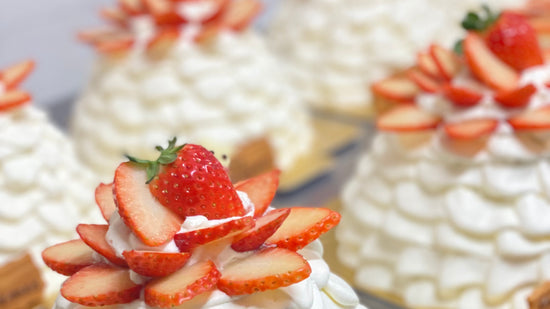 苺たっぷり!生クリームたっぷりのクリスマスケーキの写真