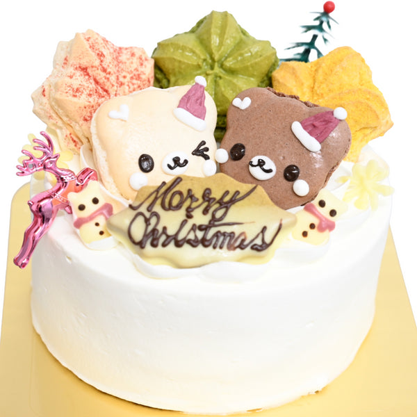 和洋菓子心の看板商品、自然派マカロンを存分に楽しめるクリスマスケーキ。くまサンタが可愛い。真っ白なケーキの上にくまや桜の形のマカロンがたくさん。