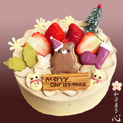 生チョコクリスマスの商品写真。苺、ブーツのアイシングクッキー、アイシングクッキーのくまサンタ、宇治抹茶の柊クッキー、星のクッキー、チョコで作った雪だるまや雪の結晶などのチョコ細工などが飾られたクリスマスケーキの写真。右下に和洋菓子心のロゴ。