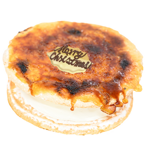 クレームブリュレクリスマスケーキの画像。宇治抹茶のシュクレとホワイトチョコのメッセージプレートを添えて。