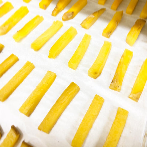 干し芋作成中。スティック状に切ったさつまいも(焼き芋)を並べて乾燥させているところ