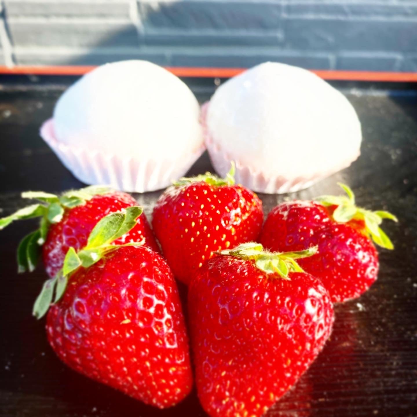 苺大福と艶々の苺の写真