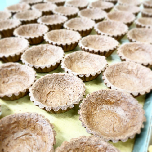 チョコタルトを仕込んでいる途中。タルトを焼き上げたところの写真。