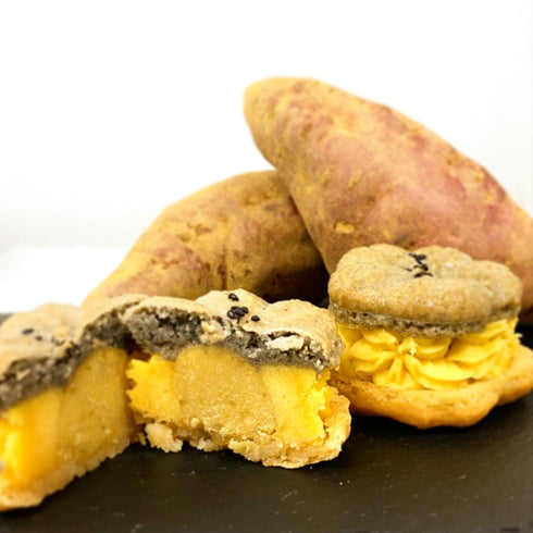 スイート金時(スイートポテト)の大きなマカロン。心輪けぇきの写真。(トゥンカロンみたいな和テイストマカロン)