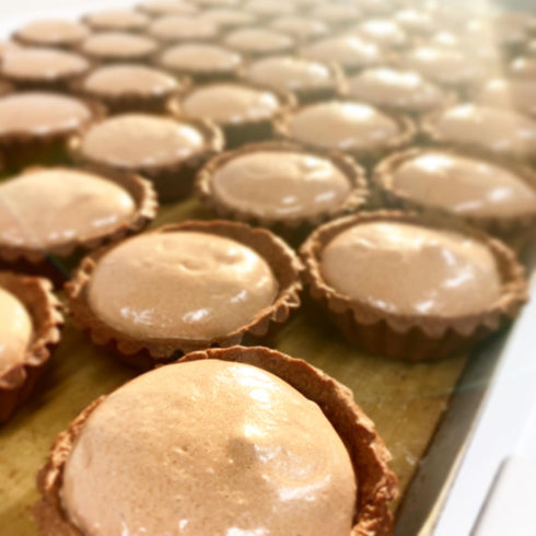 生チョコスモアタルト チョコレートの画像。梱包する前なので沢山のスモアが並んでいる。