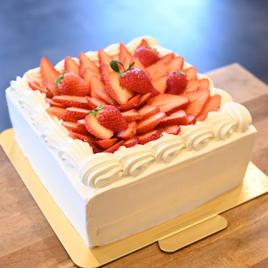 スクエアケーキ。純生クリームいちご盛りの6号サイズ(18センチ)四角のデコレーションケーキ。