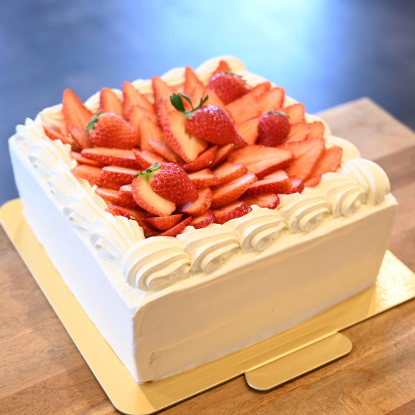 スクエアケーキ。純生クリームいちご盛りの6号サイズ(18センチ)四角のデコレーションケーキ。