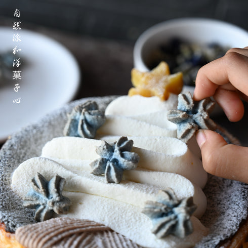 クリスマス限定のバスクチーズケーキ、飾り付けているところのイメージ写真。