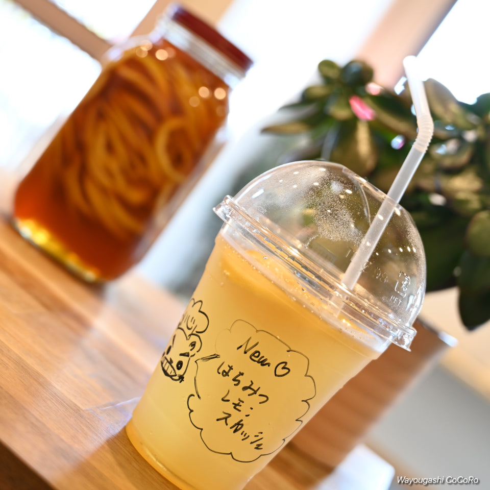 和洋菓子心の店内で撮影した蜂蜜レモンスカッシュの写真。