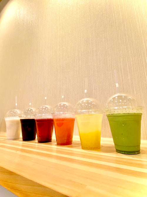 抹茶オレなどの色とりどりなドリンクが並んだ画像