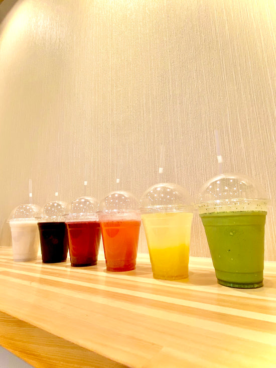 抹茶オレなどの色とりどりなドリンクが並んだ画像