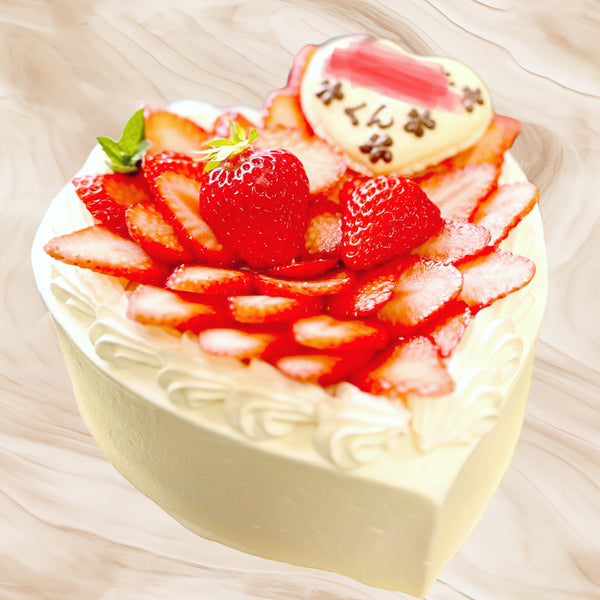 ハート型のアニバーサリーケーキ。純白の純生クリームと、真っ赤な苺のコントラストも可愛さをプラス。