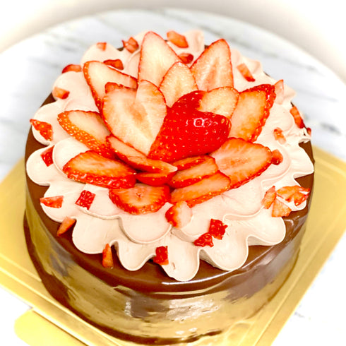 チョコレートケーキの苺盛り5号サイズ。オプションの生チョココーティングを追加した豪華なデコレーションケーキ