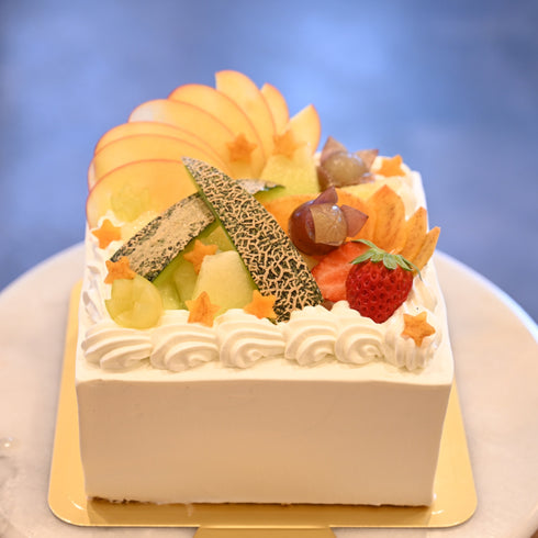 純生クリーム、季節のフルーツ盛り。四角い形のアニバーサリーケーキ。写真は5号サイズ15㎝角(9名様用)