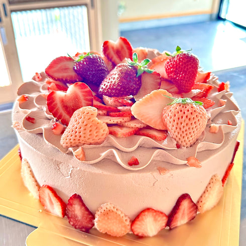 チョコレートケーキの苺盛り。オプションの苺UPを加えた6号サイズのデコレーションケーキ。