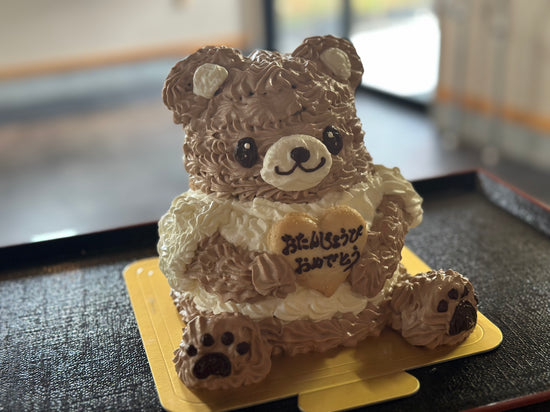 くまの立体的なホールケーキ。3Dのくまちゃん。