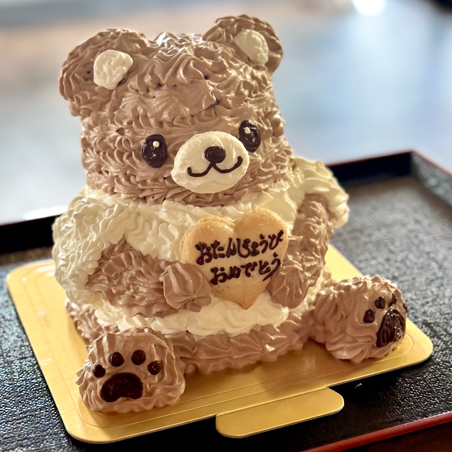 立体的なくまのケーキ。ななめ上、正面から撮影した写真。