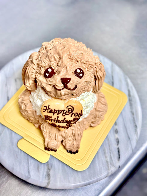 立体的なトイプードルのホールケーキ。ななめ上。正面からの写真。