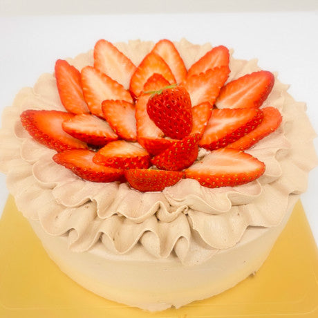 チョコレートケーキ苺盛りのホールケーキ。