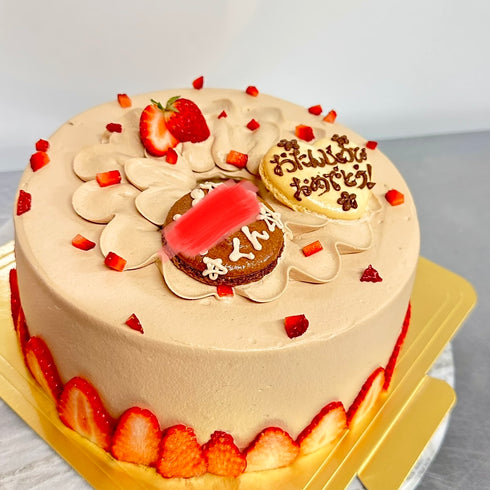 米粉のシフォンのホールケーキ。チョコレートのクリーム。周りとトップに苺を飾って仕上げてある。