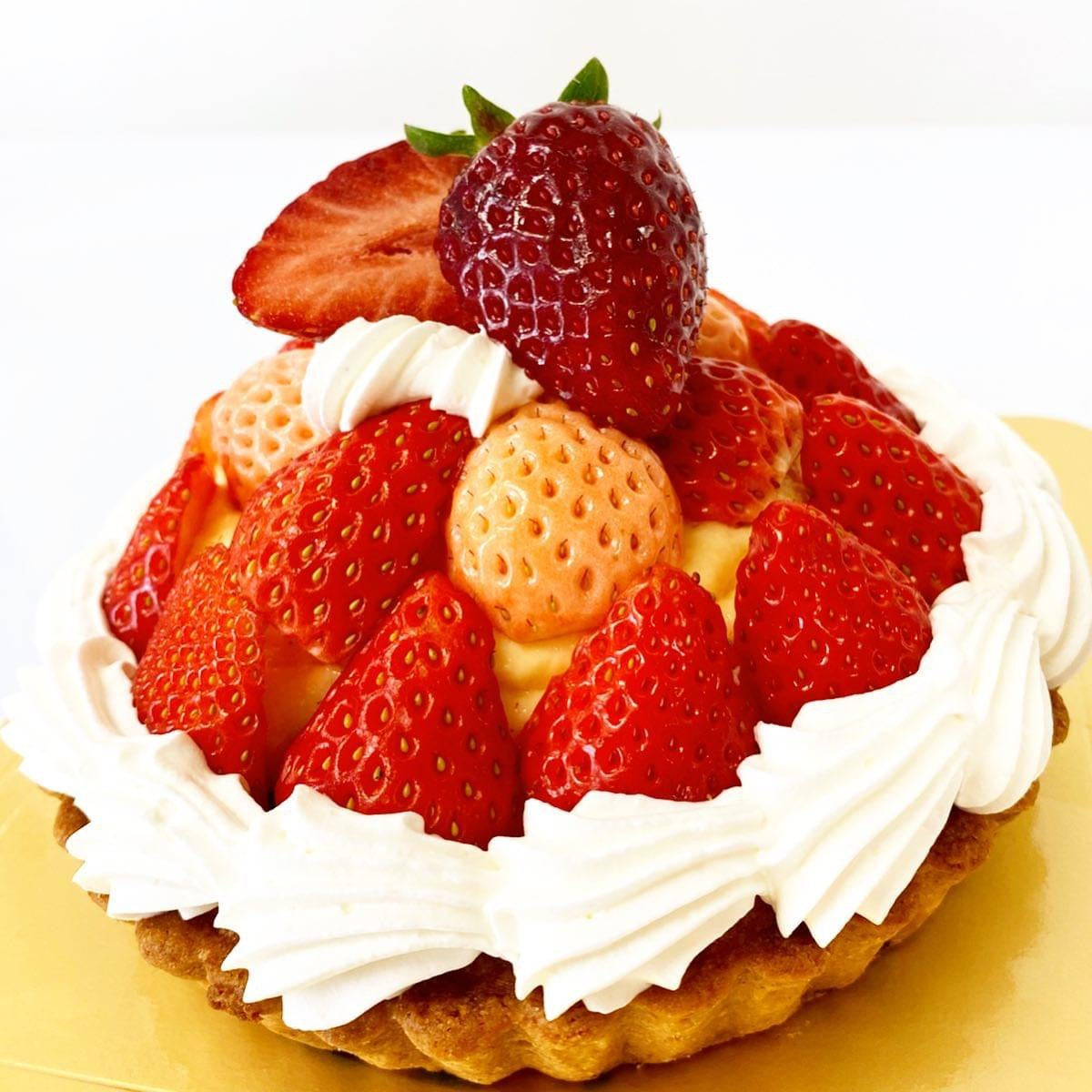 ホールケーキ。苺のタルト写真。白苺、黒苺、赤い苺の3色の苺を使用。