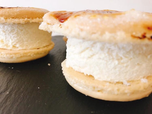 サンドの分厚さを見てもらうために横から撮影したブリュレくまマカロンの写真。横長い写真。