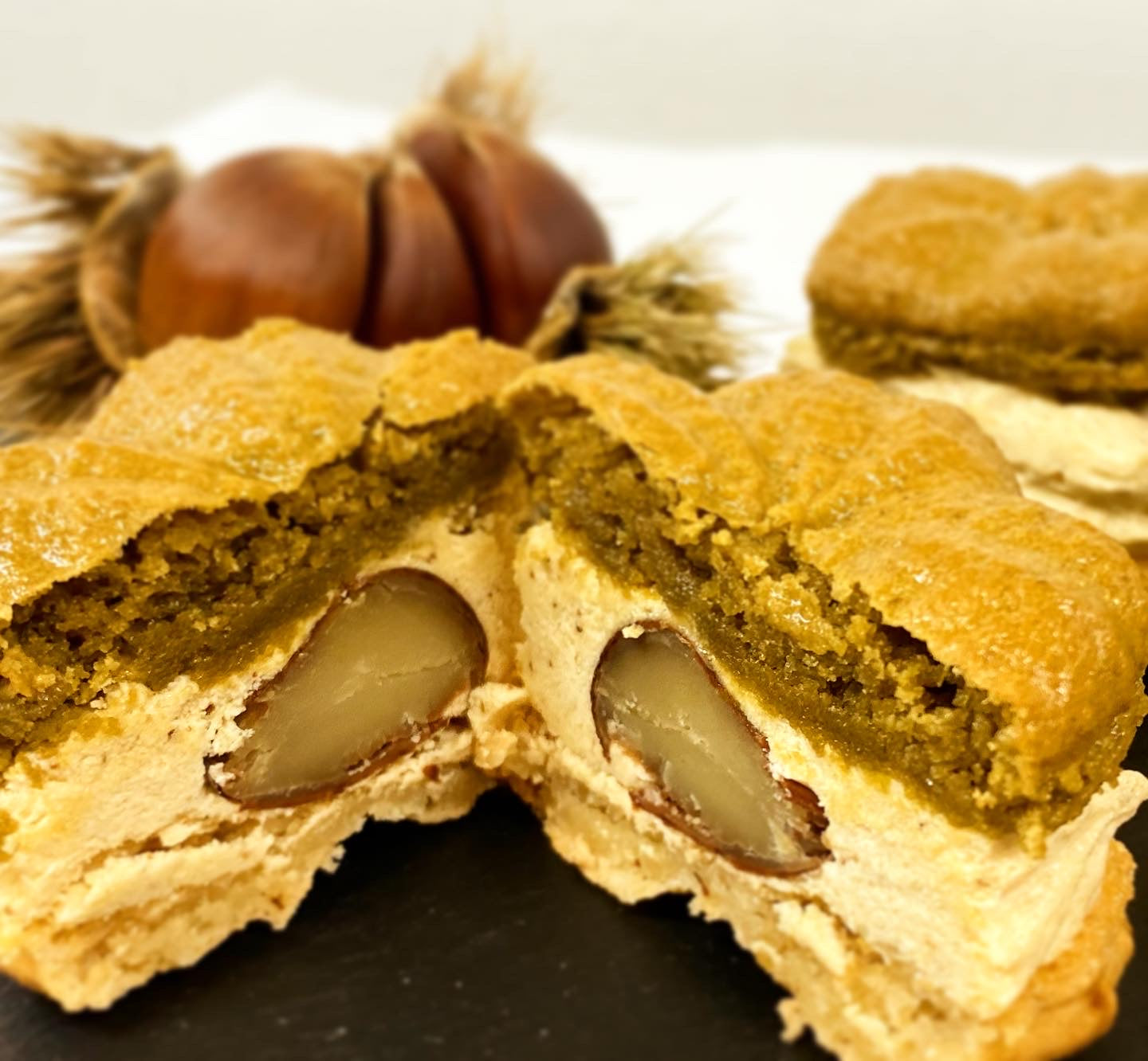 トゥンカロンみたいな、大きなマカロンケーキ。栗の渋皮煮が入った大きな和テイストなマカロン。