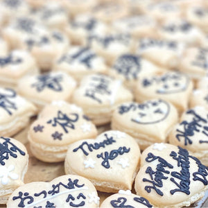 生チョコをサンドしたハートの形の白い生地のマカロン。その上にメッセージをアイシングで書いてある。様々なメッセージがあるのでお気に入りを見つけてください。