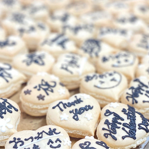 生チョコをサンドしたハートの形の白い生地のマカロン。その上にメッセージをアイシングで書いてある。様々なメッセージがあるのでお気に入りを見つけてください。