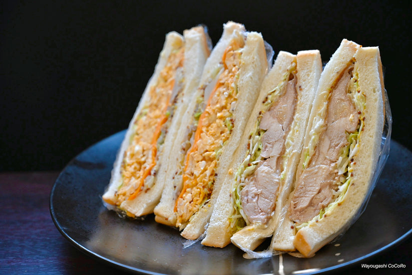 卵サンドと、照り焼きチキンサンドイッチの写真。