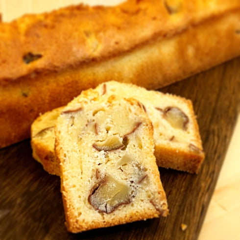 濃厚ケーキ(パウンドケーキ)の栗バージョン。ホールとカットした断面。カットした断面には渋皮煮にした栗がゴロゴロ。