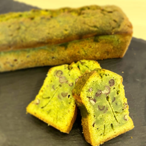 濃厚なパウンドケーキ。濃厚ケーキのお抹茶小豆。ホールとカットの両方を撮影。