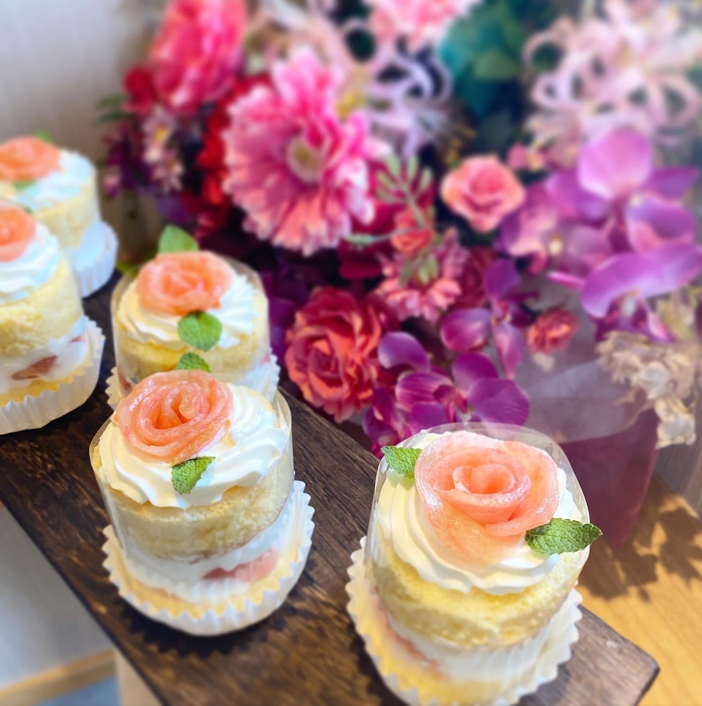 タワーの形のショートケーキ。桃を使ったバラを飾って華やかに。葉っぱはミント。