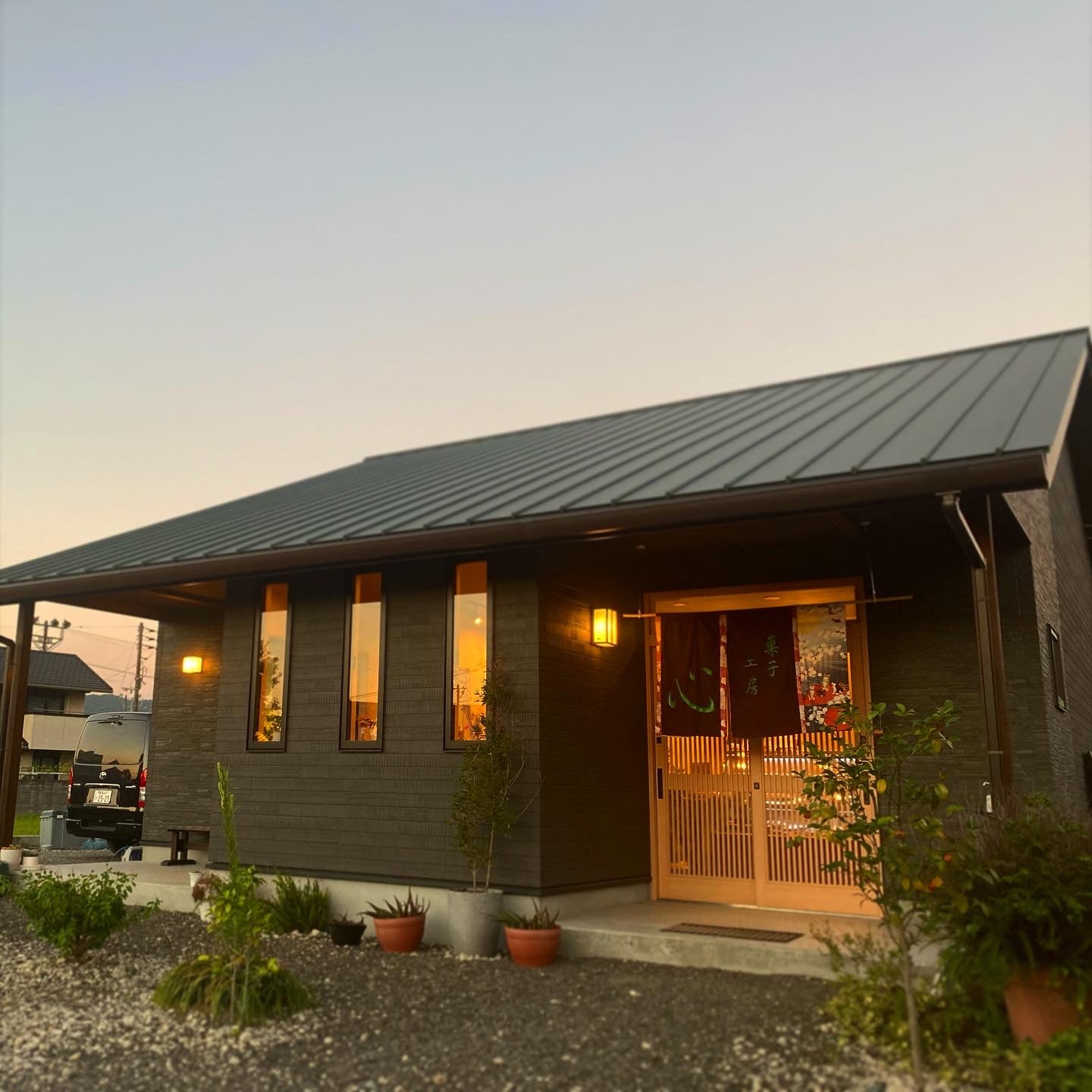 和洋菓子心の外観写真。夕方の夕日を浴びた外観。