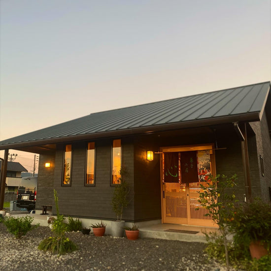 和洋菓子心の外観写真。夕方の夕日を浴びた外観。