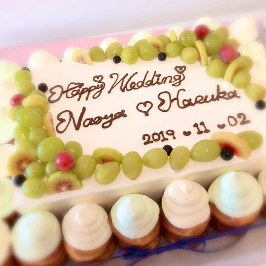 マフィンを周りに飾ったウエディングケーキ。